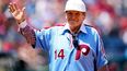 Foto del 7 de agosto del 2022, el exjugador de los Filis de Filadelfia Pete Rose saluda a los aficionados