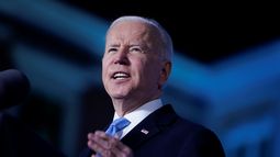 El presidente Joe Biden pronuncia un discurso sobre la invasión rusa a Ucrania en el castillo real en Varsovia, el sábado 26 de marzo de 2022.
