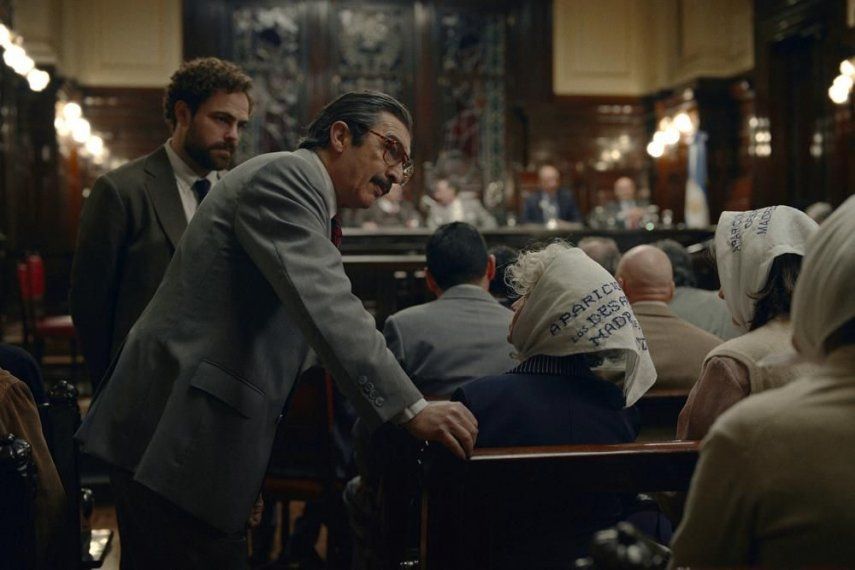 En esta imagen proporcionada por Amazon se ve una escena de Argentina, 1985. El filme se ubica entre las preseleccionadas de los Premios Platino 2023.