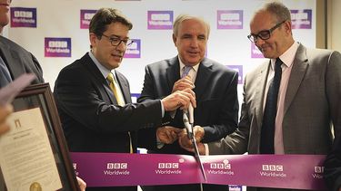 De izq. a der.: Fred Medina, vicepresidente ejecutivo de BBC Worldwide para América Latina; Carlos J. Giménez, alcalde del Condado Miami Dade y Paul Dempsey, presidente de Mercados Globales de BBC Worldwide. (CORTESIA)