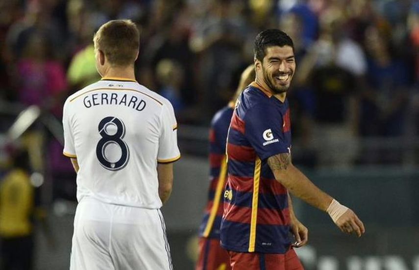 Suárez y Gerrard se reencontraron en el amistoso (EFE)