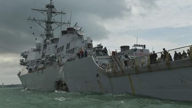 Vista de los daños en el casco del&nbsp;destructor&nbsp;de misiles guiados estadounidense USS John S McCain es remolcado al puerto de Singapur tras chocar con un barco mercante al este de Singapur y el Estrecho de Malaca, 21 de agosto de 2017. Diez personas se encuentran desaparecidas tras el choque. El&nbsp;destructor&nbsp;prosigue su camino rumbo a Singapur mientras los esfuerzos de búsqueda y rescate se mantienen, indicó la 7ª Flota de la Marina estadounidense en un comunicado. El buque mercante Alnic MC, contra el que colisionó el&nbsp;destructor, es un petrolero químico de 30.000 toneladas brutas, según la nota oficial.