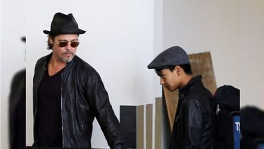 El actor Brad Pitt junto a su hijo Maddox en una foto que circuló en junio último.