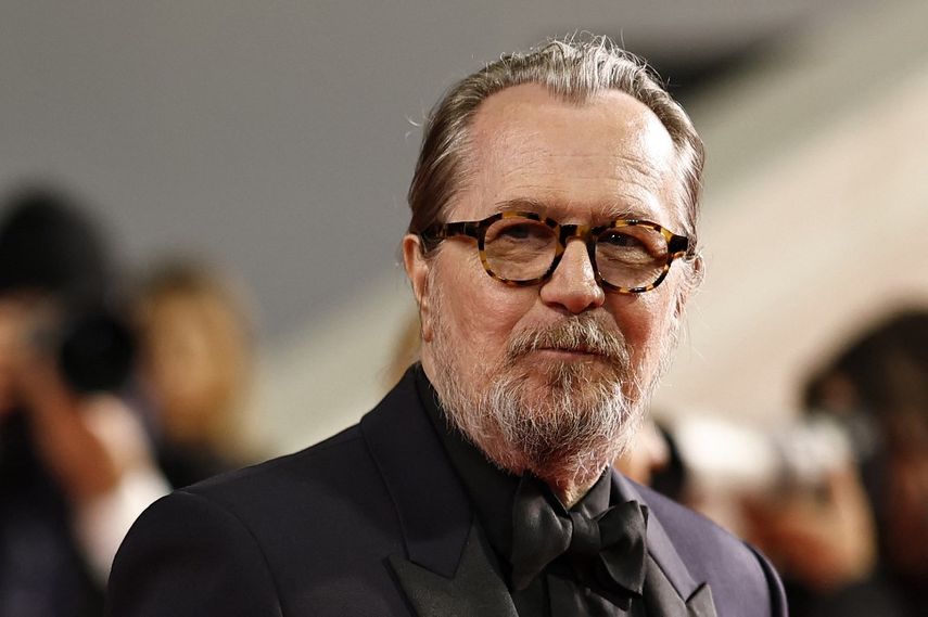 El actor británico Gary Oldman llega a la proyección de la película Parthenope en la 77ª edición del Festival de Cine de Cannes en Cannes, sur de Francia, el 21 de mayo de 2024. &nbsp;