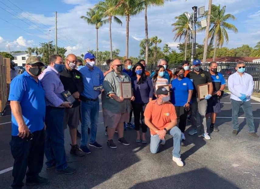 Representantes de diversas organizaciones se reunieron el viernes 19 de febrero en una entrega de alimentos en North Miami Beach.&nbsp;
