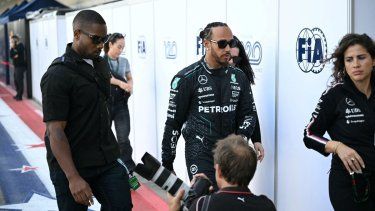 El piloto británico de Mercedes, Lewis Hamilton, camina por el paddock antes del Gran Premio de Fórmula 1 de Estados Unidos en el Circuito de las Américas en Austin, Texas, el 17 de octubre de 2024.&nbsp;