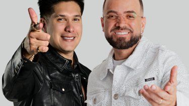 Chyno y Nacho se reencuentran en el estudio de grabación en el disco Radio Venezuela.