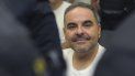 El expresidente salvadoreño Tony Saca cumple una condena de 10 años en prisión por el desvío de más de 300 millones de dólares de fondos públicos para favorecer a sus empresas y terceros. Un tribunal lo sentenció por peculado, lavado de dinero y activos. Ahora su esposa enfrenta juicio por corrupción. El expresidente salvadoreño Tony Saca cumple una condena de 10 años en prisión por el desvío de más de 300 millones de dólares de fondos públicos para favorecer a sus empresas y terceros. Un tribunal lo sentenció por peculado, lavado de dinero y activos. Ahora su esposa enfrenta juicio por corrupción.