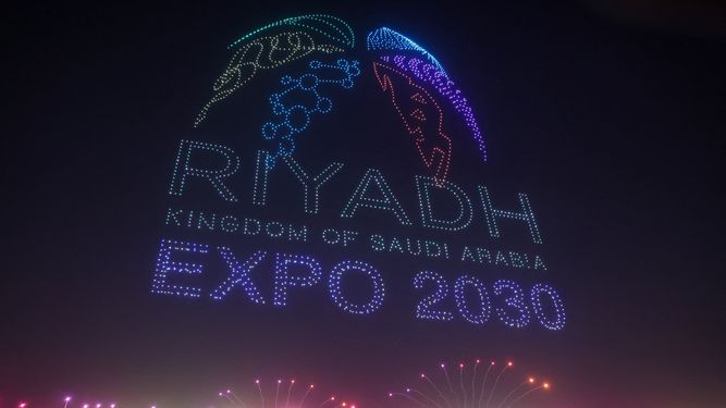 Realizan una exhibición de luces creada con drones después de que Riad ganara el derecho de albergar la Exposición Mundial 2030 en el distrito financiero Rey Abdullah en Riad, el 28 de noviembre de 2023.