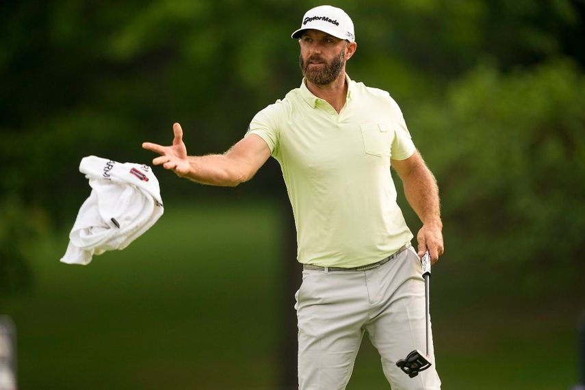 Dustin Johnson lanza la toalla a su caddie en la segunda ronda del Campeonato de la PGA, el viernes 20 de mayo de 2022, en Tulsa, Oklahoma. Tiene previsto participar en Arabia Saudí&nbsp;