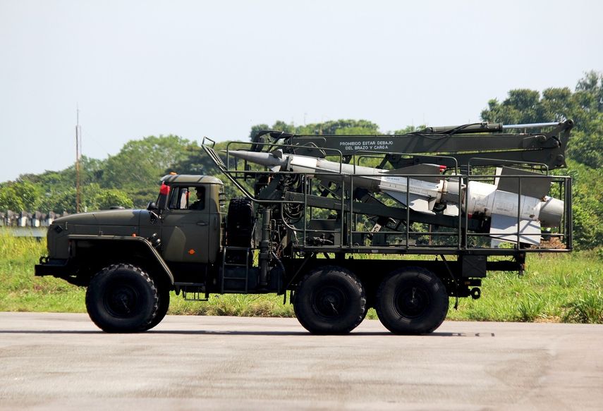 Un veh&iacute;culo que carga un misil es visto en el aeropuerto Francisco Garc&iacute;a de Hevia en el estado de T&aacute;chira como parte de un ejercicio militar en Venezuela, el martes 10 de septiembre de 2019.