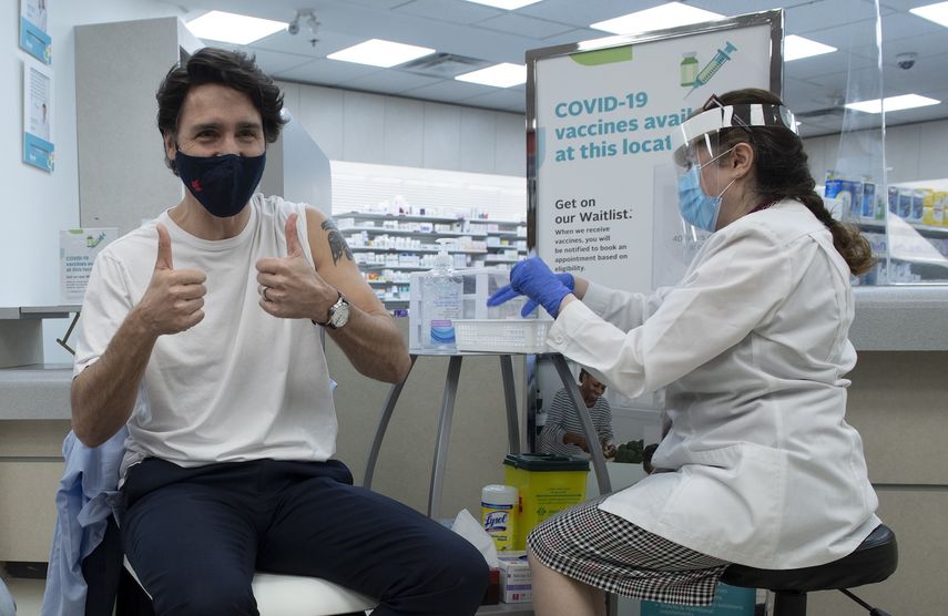 El primer ministro canadiense Justin Trudeau alza los pulgares tras recibir la vacuna de AstraZeneca contra el coronavirus en Ottawa el viernes, 23 de abril del 2021.&nbsp;