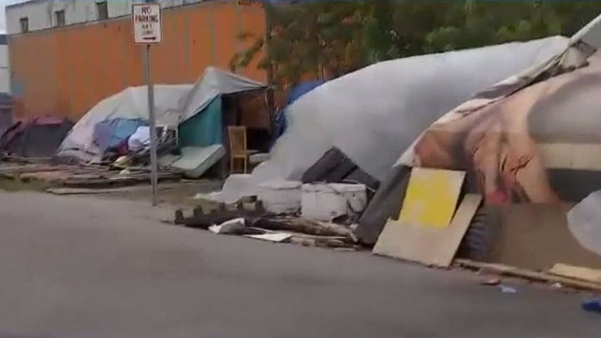 Así amanecieron varias tiendas de campaña en el campamento de agresores sexuales que es desalojado por la Policía de Miami-Dade.