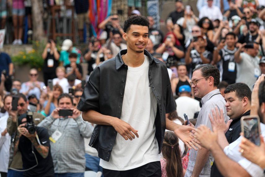 Víctor Wembanyama, seleccionado por los Spurs de San Antonio en el draft de la NBA, llega a un evento para conocer a los jugadores novatos del club, el sábado 24 de junio de 2023.