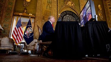 El presidente Donald Trump habla durante una videoconferencia la v&iacute;spera de Navidad con miembros del ej&eacute;rcito desde su propiedad en Mar-a-Lago en Palm Beach, Florida, el martes 24 de diciembre de 2019.&nbsp;