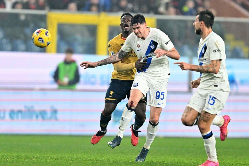 Alessandro Bastoni, centro, del Inter de Milan y Caleb Ekuban, izquierda, de Génova, disputan un balón durante el partido de fútbol de la Serie A de Italia, entre Génova e Inter en el estadio Luigi Ferraris, en Génova, Italia, el viernes 29 de diciembre de 2023.&nbsp;