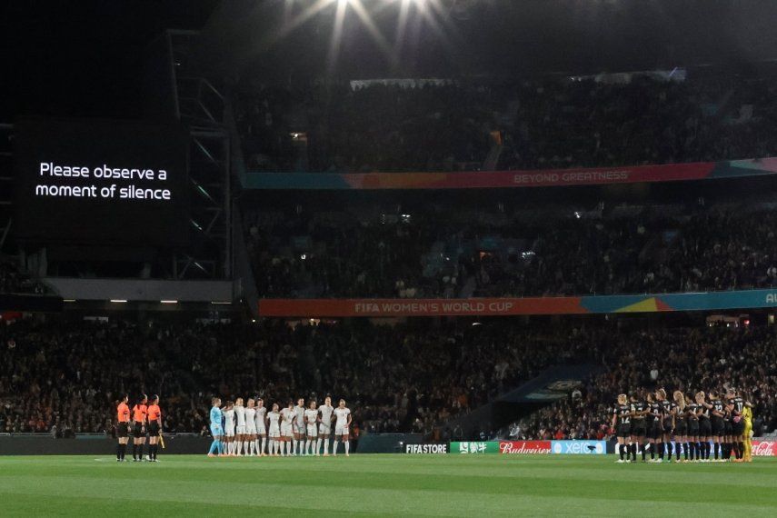 Jugadoras aguardan un minuto de silencio por las victimas en el tiroteo registrado en Auckland previo al partido de la Copa Mundial de Fútbol Femenino entre Nueva Zelanda y Noruega, el jueves 20 de julio de 2023.&nbsp;