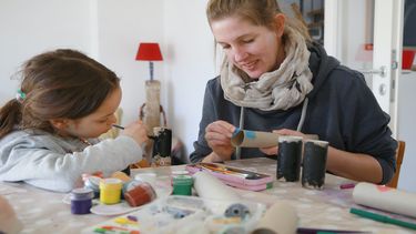 Cuanto m&aacute;s tiempo permanezcan cerradas las escuelas y las guarder&iacute;as, m&aacute;s creatividad se requerir&aacute;. Esto puede ser un desaf&iacute;o para los padres.&nbsp;
