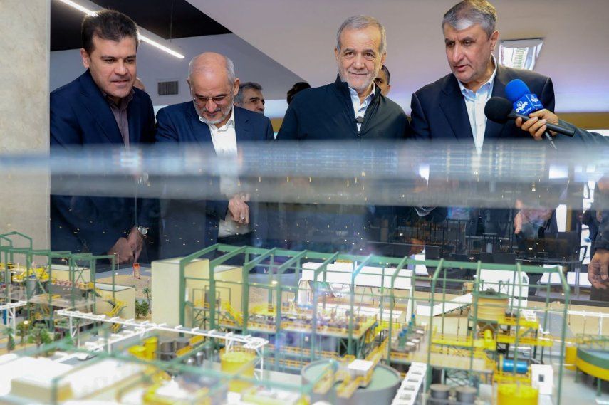 Una foto proporcionada por la presidencia iraní muestra al presidente Masoud Pezeshkian (2º a la derecha) y al jefe de la Organización de Energía Atómica de Irán (AEOI), Mohammad Eslami (derecha), durante el Día Nacional de la Tecnología Nuclear, en Teherán, el 9 de abril de 2025.