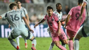 El delantero argentino del Inter Miami, Lionel Messi, recibe un pase del uruguayo Luis Suárez durante un partido contra el Chicago Fire FC en el Chase Stadium en Fort Lauderdale, Florida, el 30 de septiembre de 2025.