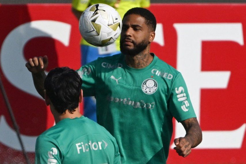 El entonces defensor del Palmeiras, Micael, controla el balón durante una práctica, el 28 de noviembre de 2025.