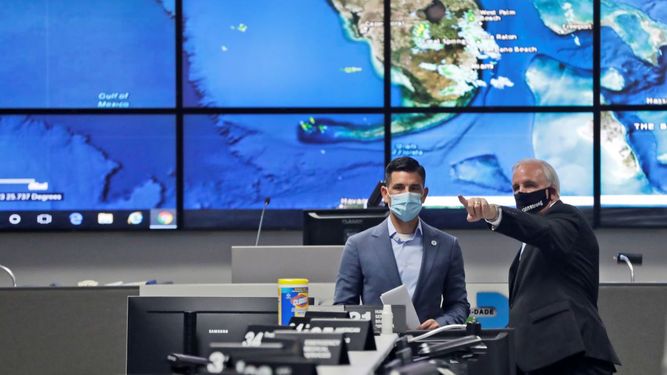 El alcalde del condado de Miami-Dade Carlos Gimenez, a la derecha, en un recorrido con el secretario interino de Seguridad Nacional, Chad Wolf, por las instalaciones del Centro de Operaciones de Emergencia de Miami-Dade, el lunes 8 de junio de 2020, en Doral, Florida.&nbsp;
