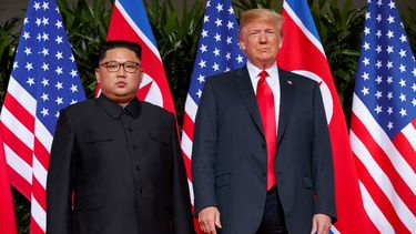 En esta imagen de archivo, tomada el 12 de junio de 2018, el presidente de Estados Unidos, Donald Trump (derecha), se re&uacute;ne con el l&iacute;der de Corea del Norte, Kim Jong Un, en una cumbre en la isla Sentosa, en Singapur