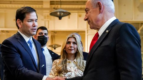 El secretario de Estado de EEUU Marco Rubio estrecha la mano del primer ministro israelí Benjamín Netanyahu durante su visita a Tel Aviv.