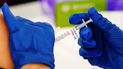 Un trabajador sanitario administra una dosis de la vacuna de Moderna contra el COVID-19 en una clínica de vacunación, en Norristown, Pensilvania. 