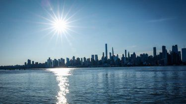 El sol sale sobre el horizonte de Nueva York como se ve desde Weehawken, Nueva Jersey, el 20 de junio de 2025.