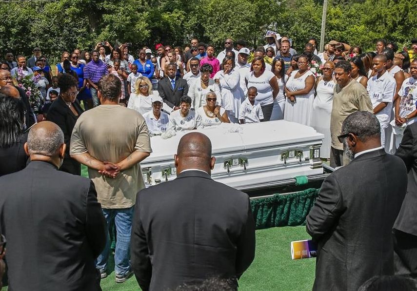 Familiares y amigos rodean el féretro donde reposa el cuerpo de Sandra Bland. (EFE)