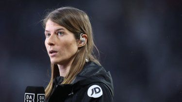 La entrenadora asistente alemana del Union Berlin, Marie-Louise Eta, concede una entrevista antes del partido de la Bundesliga, la primera división alemana, entre el RB Leipzig y el Union Berlin en Leipzig, Alemania Oriental, el 4 de febrero de 2024.