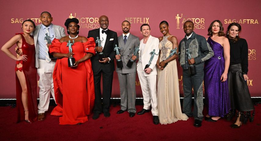 La actriz chino-estadounidense Li Jun Li, el actor estadounidense Omar Miller, el actor nigeriano-británico Wunmi Mosaku, el actor británico Delroy Lindo, el actor estadounidense Michael B. Jordan, el actor británico Jack OConnell, la actriz y cantautora estadounidense Jayme Lawson, el actor estadounidense Miles Caton y la directora de casting estadounidense Francine Maisler posan con el premio a la mejor interpretación de un elenco en una película por Sinners durante la 32.ª edición de los Premios Anuales al Actor en el Auditorio Shrine de Los Ángeles el 1 de marzo de 2026.