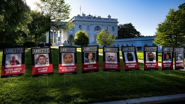 La Casa Blanca exhibió en sus jardines carteles con imágenes de 100 de los peores criminales extranjeros arrestados por el ICE.