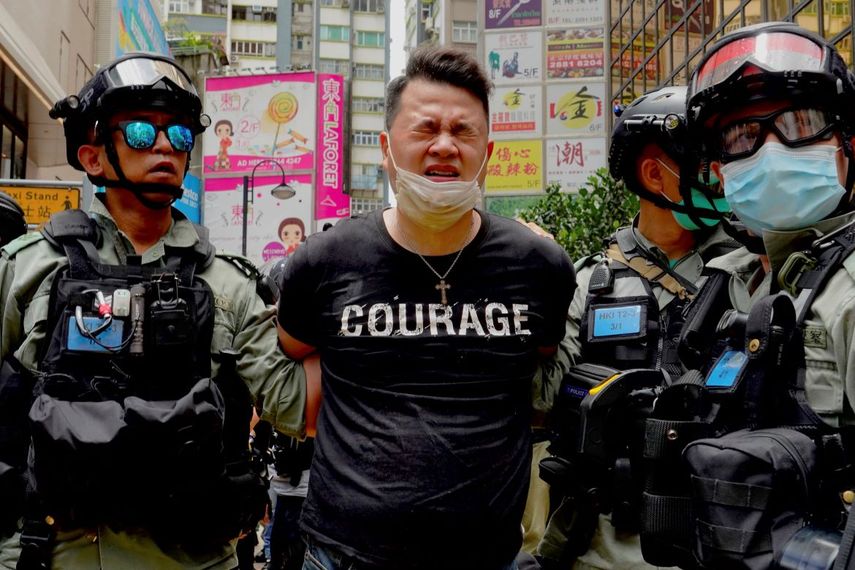 La polic&iacute;a detiene a un manifestante tras rociarle espray de pimienta durante una protesta en Causeway Bay antes de una marcha anual en Hong Kong, el 1 de julio de 2020.&nbsp;