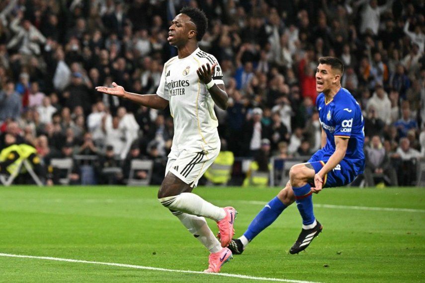 El delantero brasileño #07 del Real Madrid, Vinicius Junior (izq.), reacciona tras fallar una oportunidad de gol durante el partido de la liga española entre el Real Madrid CF y el Getafe CF en el estadio Santiago Bernabéu de Madrid el 2 de marzo de 2026.&nbsp;