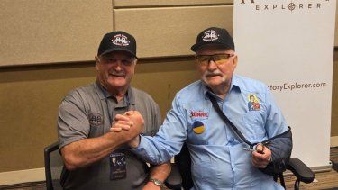 El expresidente polaco Lech Walesa con su guayabera confeccionada por la empresa De la Campa Federal.&nbsp;