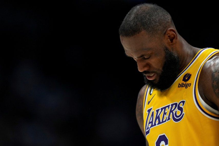 LeBron James (6), de los Lakers de Los Ángeles, mira hacia abajo durante la segunda mitad del Juego 2 de las Finales de la Conferencia Oeste del baloncesto de la NBA en contra de los Nuggets de Denver, el jueves 18 de mayo de 2023, en Denver.