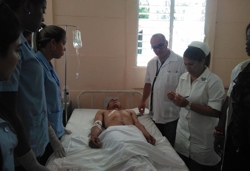 Fotografía publicada por el medio estatal cubano TV Yumurí de uno de los heridos en el accidente de tránsito ocurrido este 25 de abril de 2019 en Jagüey Grande, en la occidental provincia de Matanzas.