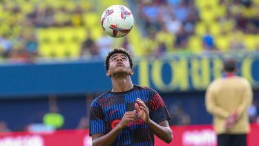 El jugador del Barcelona Lamine Yamal controla un balón antes de un partido de la Liga frente al Villarreal, en el estadio de La Cerámica, en Villarreal, España, el 22 de septiembre de 2024. 