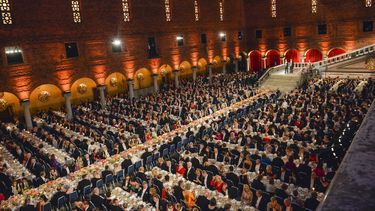 Vista general del&nbsp;Salón&nbsp;Azul&nbsp;con la Mesa de Honor durante la cena de gala celebrada tras la ceremonia de los Premios Nobel 2015 en el&nbsp;Ayuntamiento&nbsp;de&nbsp;Estocolmo, Suecia.