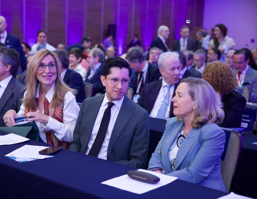 La presidenta del Consejo Empresarial Alianza por Iberoamérica (CEAPI), Núria Vilanova, el canciller mexicano, Roberto Velasco, y la presidenta Banco Europeo de Inversiones (BEI), Nadia Calviño, durante la inauguración del IX Congreso Iberoamericano en Ciudad de México.
