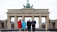 El rey Carlos III y Camilla posan durante una ceremonia de bienvenida con el presidente alemán Frank-Walter Steinmeier (R) y su esposa Elke Buedenbender en la Puerta de Brandenburgo en Berlín, el 29 de marzo de 2023.