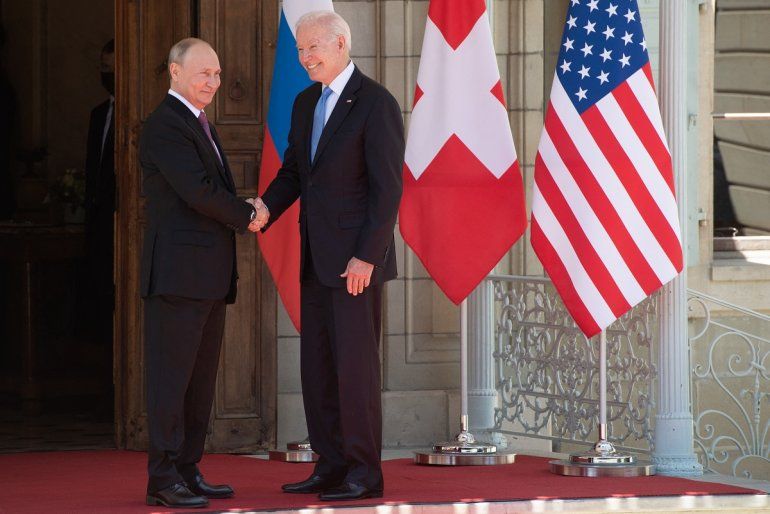 El presidente de Estados Unidos, Joe Biden (derecha) y el presidente de Rusia, Vladimir Putin, se dan la mano cuando llegan a una cumbre entre Estados Unidos y Rusia en Villa La Grange en Ginebra el 16 de junio de 2021.    