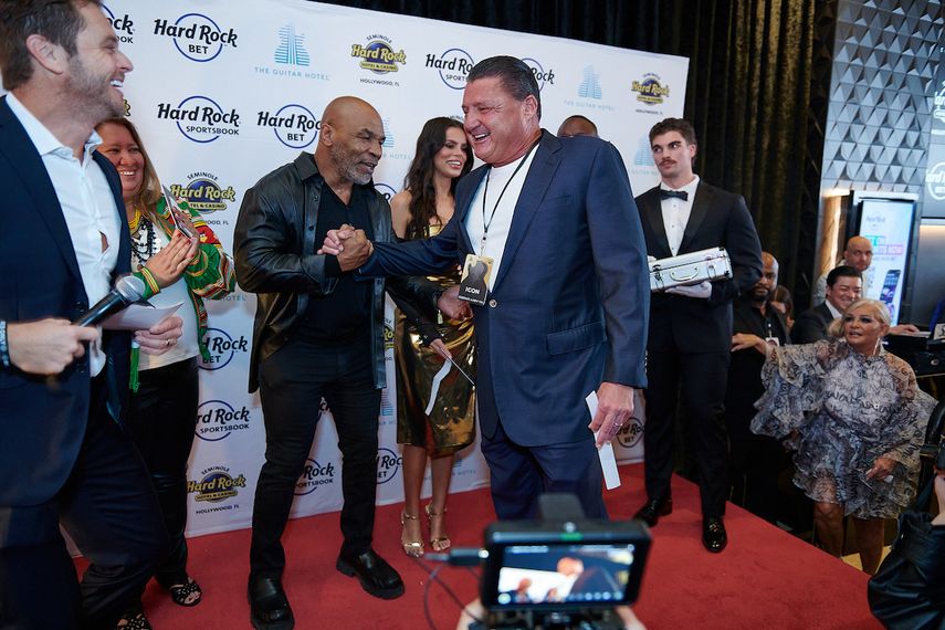 Mike Tyson y el entrenador de fútbol americano Ed Oregon, conocido como coach O, se saludan en la alfombra roja previa al evento.&nbsp;