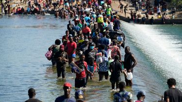 Migrantes usan una represa para cruzar entre México y Estados Unidos el viernes 17 de septiembre de 2021 en Del Rio, Texas.