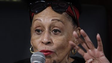 En esta foto del 4 de febrero de 2014, Omara Portuondo da una conferencia de prensa en la Ciudad de México. Cantantes cubanos que incluyen a Portuondo son parte de En el Mar, un álbum lanzado el martes 8 de junio de 2021 por la organización Azul para ayudar a concientizar sobre la necesidad de preservar mares y océanos.&nbsp;