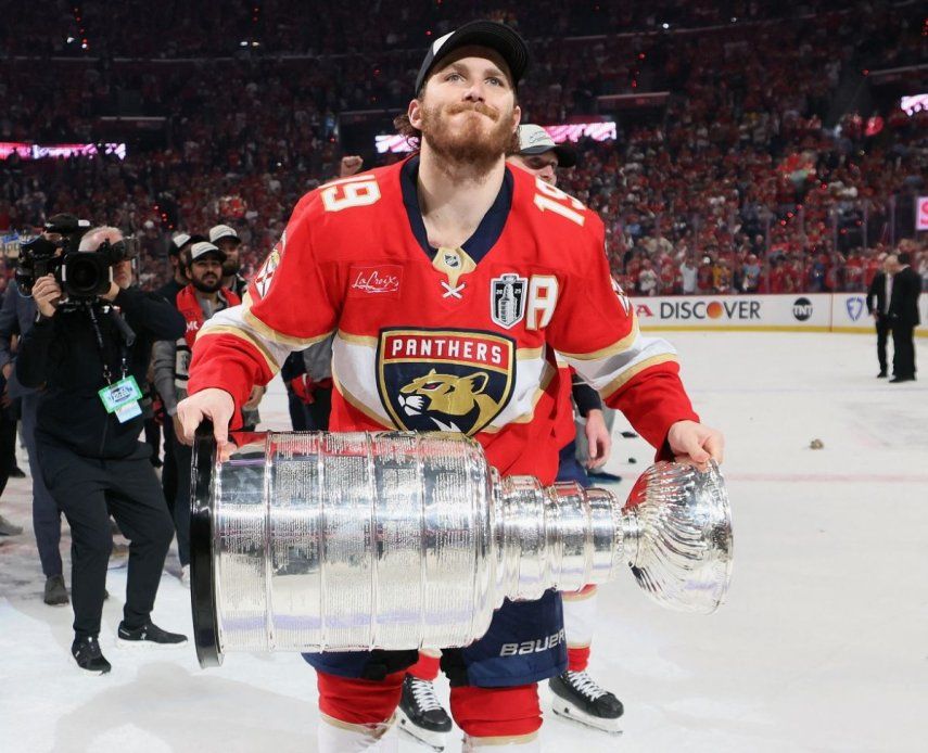 Matthew Tkachuk #19 de los Florida Panthers patina con la Copa Stanley tras su victoria sobre los Edmonton Oilers tras el sexto partido de la final de la Copa Stanley de la NHL 2025 en el Amerant Bank Arena el 17 de junio de 2025 en Sunrise, Florida.&nbsp;