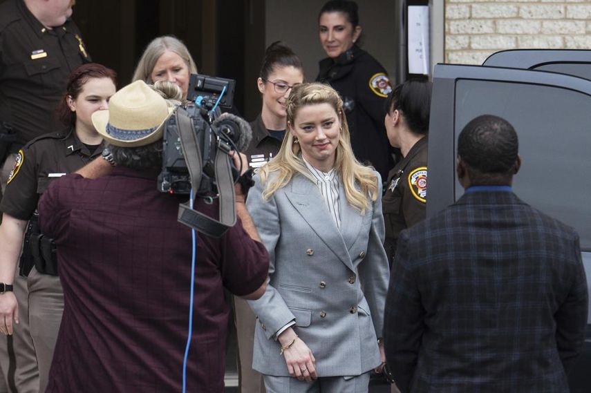 La actriz Amber Heard sale del Tribunal del Condado de Fairfax el viernes 27 de mayo de 2022 en Fairfax, Virginia. Un jurado escuchó los argumentos finales en la demanda por difamación de Johnny Depp contra Heard, su exesposa.&nbsp;