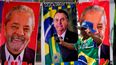 Un manifestante vestido con los colores de la bandera brasileña se presenta frente a las toallas de un vendedor ambulante a la venta con los candidatos presidenciales brasileños, el actual presidente Jair Bolsonaro, al centro, y el expresidente Luiz Inácio Lula da Silva, en Brasilia,